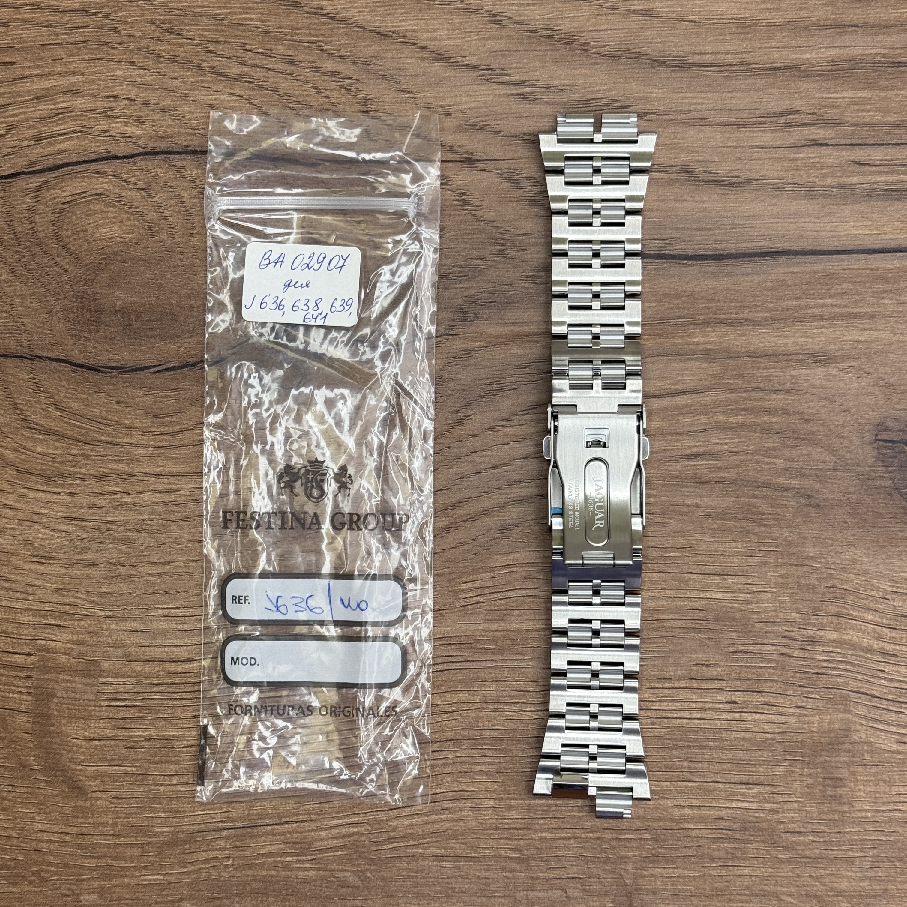 Браслет для часов Jaguar из нержавеющей стали, для J641 Главное преимущество металлических браслетов – долговечность и практичность. Браслет всегда можно отдать на полировку и чистку, вернув ему первозданный вид. Также они всегда выглядят более эффектно, так как являются неким продолжением ваших часов. Нержавеющая сталь отличается высокой прочностью к царапинам и износостойкостью. У нас присутствуют только высококачественные материалы и оригинальный товар от производителя