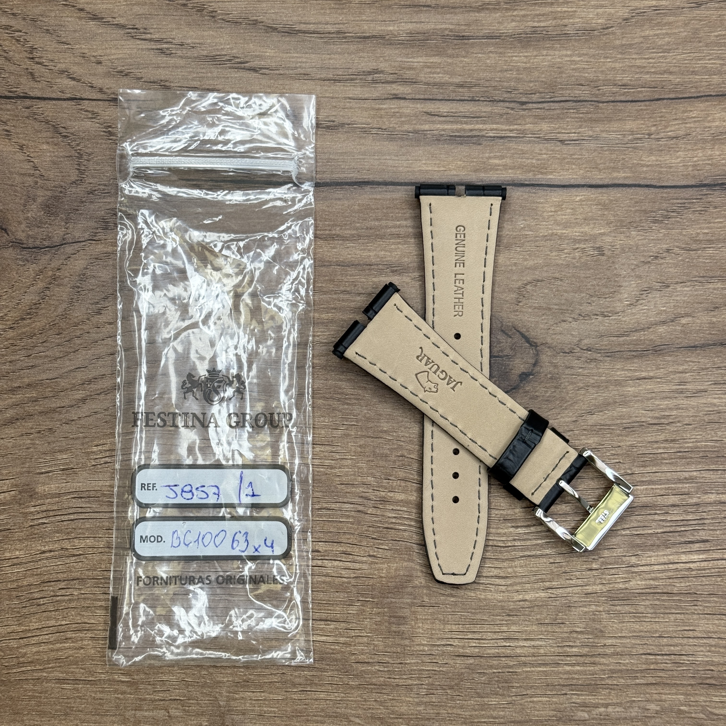 Ремешок для часов Jaguar из кожи теленка, черный, для J857/1/4/5/7/8 Кожаные ремешки - стильные, надёжные и долговечные, способные составить достойную пару часам со стальным корпусом или часам из титана. Аксессуары из кожи не рекомендуется использовать в воде. У нас присутствуют только высококачественные материалы и оригинальный товар от производителя.