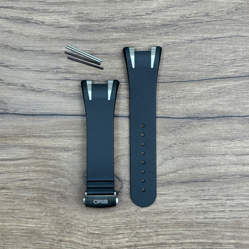 Каучуковый ремешок ОРИС для часов Oris TT3 с клипсой, титан Каучуковые ремешки идеально подходят для активного образа жизни. Они легче и теплее металлических браслетов, а ощущаются на руке как вторая кожа. Большое преимущество каучука в том, что он не боится воды. У нас присутствуют только высококачественные материалы и оригинальный товар от производителя. Oris TT3 7588, 7589, 7587 
