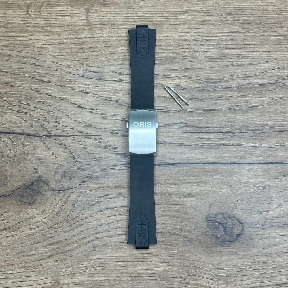Ремешок для часов Oris из каучука, черный, с клипсой Каучуковые ремешки идеально подходят для активного образа жизни. Они легче и теплее металлических браслетов, а ощущаются на руке как вторая кожа. Большое преимущество каучука в том, что он не боится воды. У нас присутствуют только высококачественные материалы и оригинальный товар от производителя.
