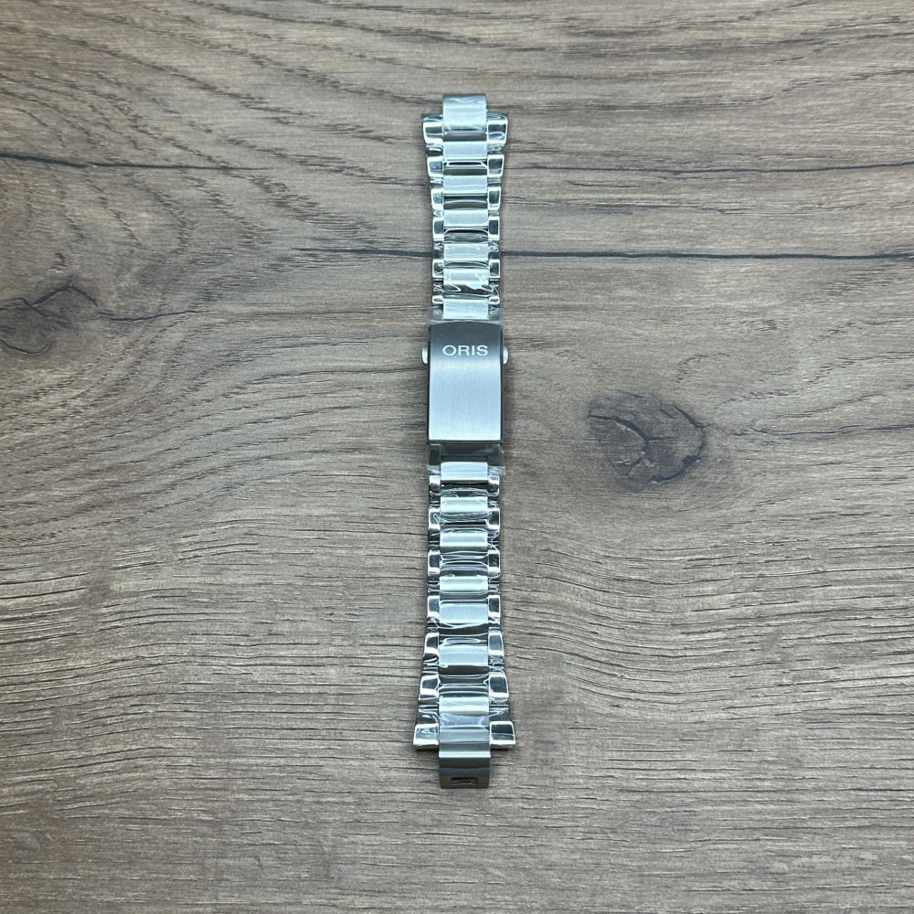 Браслет Oris с клипсой, сталь 07 8 24 09PEB Главное преимущество металлических браслетов – долговечность и практичность. Браслет всегда можно отдать на полировку и чистку, вернув ему первозданный вид. Также они всегда выглядят более эффектно, так как являются неким продолжением ваших часов. Нержавеющая сталь отличается высокой прочностью к царапинам и износостойкостью. У нас присутствуют только высококачественные материалы и оригинальный товар от производителя.