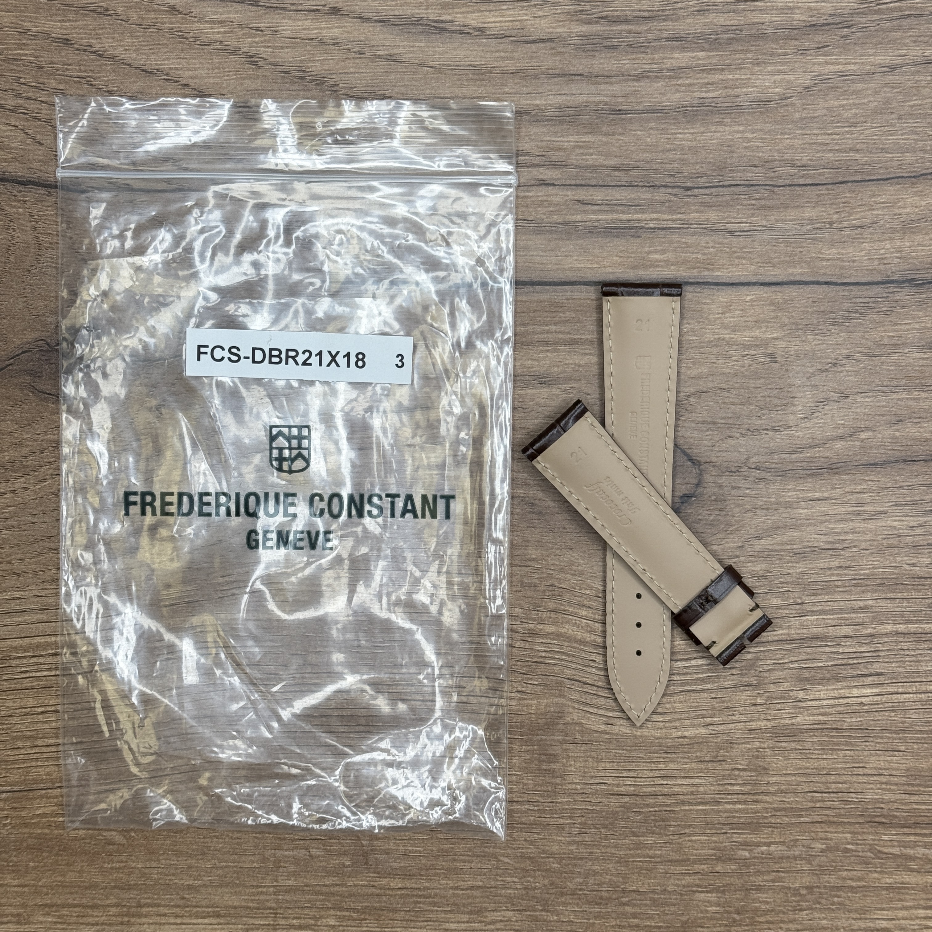Ремешок для часов Frederique Constant из кожи теленка, темно-коричневый, 21x18 Кожаные ремешки - стильные, надёжные и долговечные, способные составить достойную пару часам со стальным корпусом или часам из титана. Аксессуары из кожи не рекомендуется использовать в воде. У нас присутствуют только высококачественные материалы и оригинальный товар от производителя.