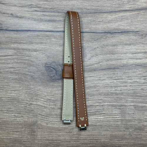 Ремешок для часов Maurice Lacroix из кожи теленка, коричневый,15.2/13 мм в два оборота Кожаные ремешки - стильные, надёжные и долговечные, способные составить достойную пару часам со стальным корпусом или часам из титана. Аксессуары из кожи не рекомендуется использовать в воде. У нас присутствуют только высококачественные материалы и оригинальный товар от производителя.