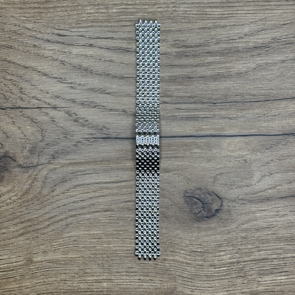Браслет для часов Candino из нержавеющей стали C4362/40 METAL BAND Главное преимущество металлических браслетов – долговечность и практичность. Браслет всегда можно отдать на полировку и чистку, вернув ему первозданный вид. Также они всегда выглядят более эффектно, так как являются неким продолжением ваших часов. Нержавеющая сталь отличается высокой прочностью к царапинам и износостойкостью. У нас присутствуют только высококачественные материалы и оригинальный товар от производителя. 