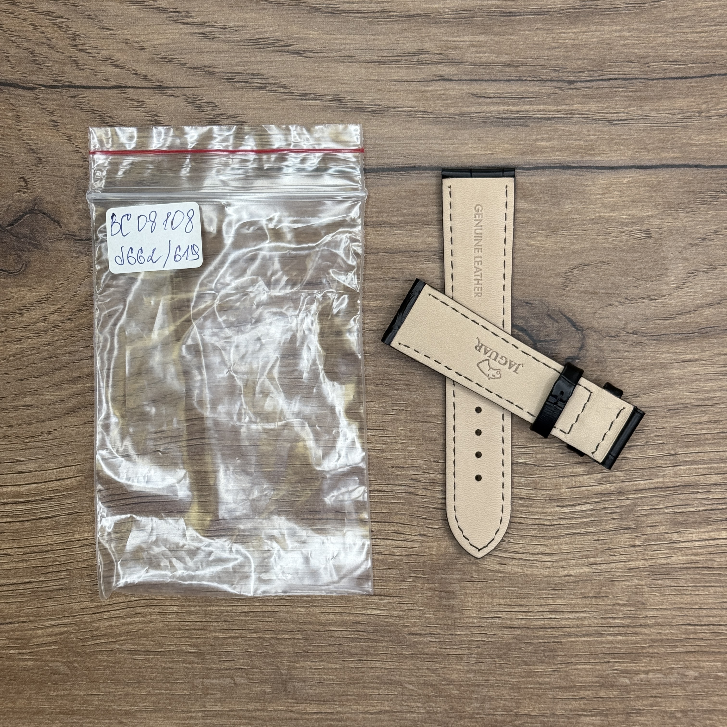 Ремешок для часов Jaguar из натуральной кожи, черный, для J662 и J619 Кожаные ремешки - стильные, надёжные и долговечные, способные составить достойную пару часам со стальным корпусом или часам из титана. Аксессуары из кожи не рекомендуется использовать в воде. У нас присутствуют только высококачественные материалы и оригинальный товар от производителя