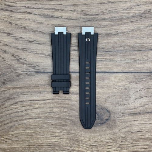 Ремешок для часов Maurice Lacroix из каучука, черный, 25 x 20 Каучуковые ремешки идеально подходят для активного образа жизни. Они легче и теплее металлических браслетов, а ощущаются на руке как вторая кожа. Большое преимущество каучука в том, что он не боится воды. У нас присутствуют только высококачественные материалы и оригинальный товар от производителя