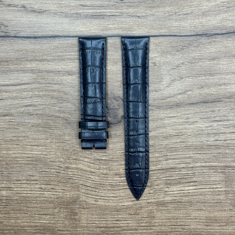 Ремешок для часов Frederique Constant  из кожи теленка, синий FCS-N20X18 Кожаные ремешки - стильные, надёжные и долговечные, способные составить достойную пару часам со стальным корпусом или часам из титана. Аксессуары из кожи не рекомендуется использовать в воде. У нас присутствуют только высококачественные материалы и оригинальный товар от производителя.