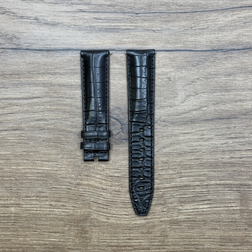 Ремешок для часов Maurice Lacroix, черный, из кожи крокодила 20 x18 для PT6158 Кожаные ремешки - стильные, надёжные и долговечные, способные составить достойную пару часам со стальным корпусом или часам из титана. Аксессуары из кожи не рекомендуется использовать в воде. У нас присутствуют только высококачественные материалы и оригинальный товар от производителя.