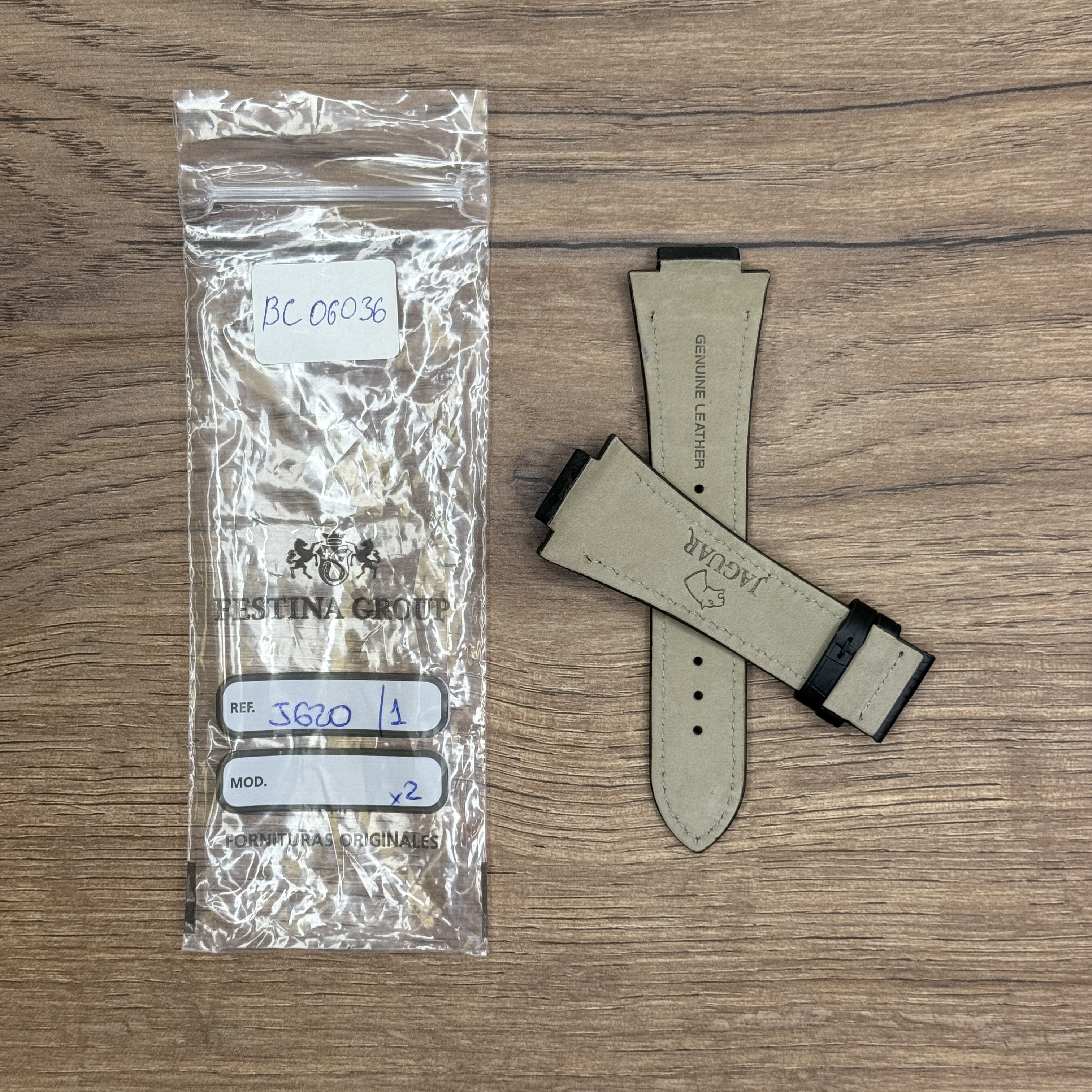 Ремешок для часов Jaguar из натуральной кожи, черный, для J620/1 и J809/4 Кожаные ремешки - стильные, надёжные и долговечные, способные составить достойную пару часам со стальным корпусом или часам из титана. Аксессуары из кожи не рекомендуется использовать в воде. У нас присутствуют только высококачественные материалы и оригинальный товар от производителя