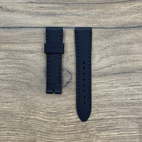 Ремешок для часов Frederique Constant из каучука, темно-синий, 18/16 Каучуковые ремешки идеально подходят для активного образа жизни. Они легче и теплее металлических браслетов, а ощущаются на руке как вторая кожа. Большое преимущество каучука в том, что он не боится воды. У нас присутствуют только высококачественные материалы и оригинальный товар от производителя