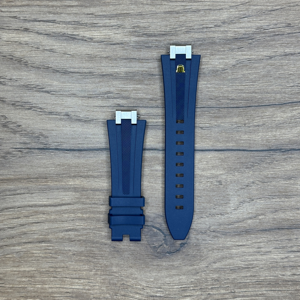 Ремешок для часов Aikon Maurice Lacroix, синий, 24Х18, c концевыми звеньями в комплекте, подходит только  для часов AI6007 ML640-005031 Каучуковые ремешки идеально подходят для активного образа жизни. Они легче и теплее металлических браслетов, а ощущаются на руке как вторая кожа. Большое преимущество каучука в том, что он не боится воды. 
У нас присутствуют только высококачественные материалы и оригинальный товар от производителя