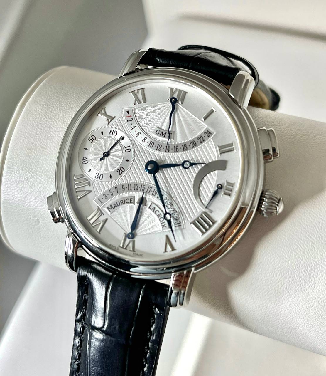 Ремешок для часов Maurice Lacroix из кожи теленка, черный, 20/18 подходит для часов MP7018 и других... Кожаные ремешки - стильные, надёжные и долговечные, способные составить достойную пару часам со стальным корпусом или часам из титана. Аксессуары из кожи не рекомендуется использовать в воде. У нас присутствуют только высококачественные материалы и оригинальный товар от производителя.
