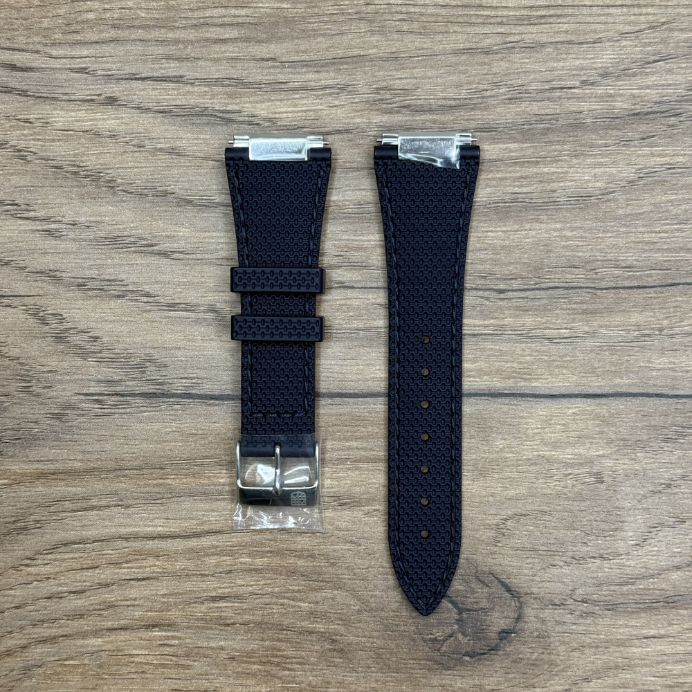 Ремешок для часов Frederique Constant из каучука, темно-синий FCR-NHDN25.5X18-SS Каучуковые ремешки идеально подходят для активного образа жизни. Они легче и теплее металлических браслетов, а ощущаются на руке как вторая кожа. Большое преимущество каучука в том, что он не боится воды. У нас присутствуют только высококачественные материалы и оригинальный товар от производителя