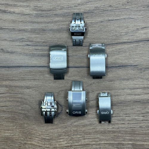 Клипса для каучукового ремня Oris, сталь Оригинальный товар от производителя, большой выбор оригинальных клипс и застёжек ОРИС. Пишите нам и мы подберём ваш вариант.