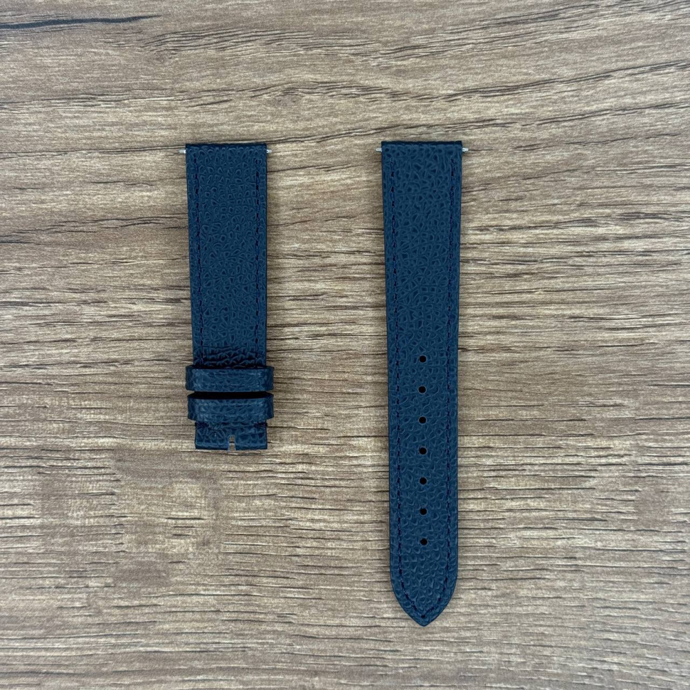 Ремешок для часов Frederique Constant из кожи теленка, синий, 18х16 Кожаные ремешки - стильные, надёжные и долговечные, способные составить достойную пару часам со стальным корпусом или часам из титана. Аксессуары из кожи не рекомендуется использовать в воде. У нас присутствуют только высококачественные материалы и оригинальный товар от производителя.
