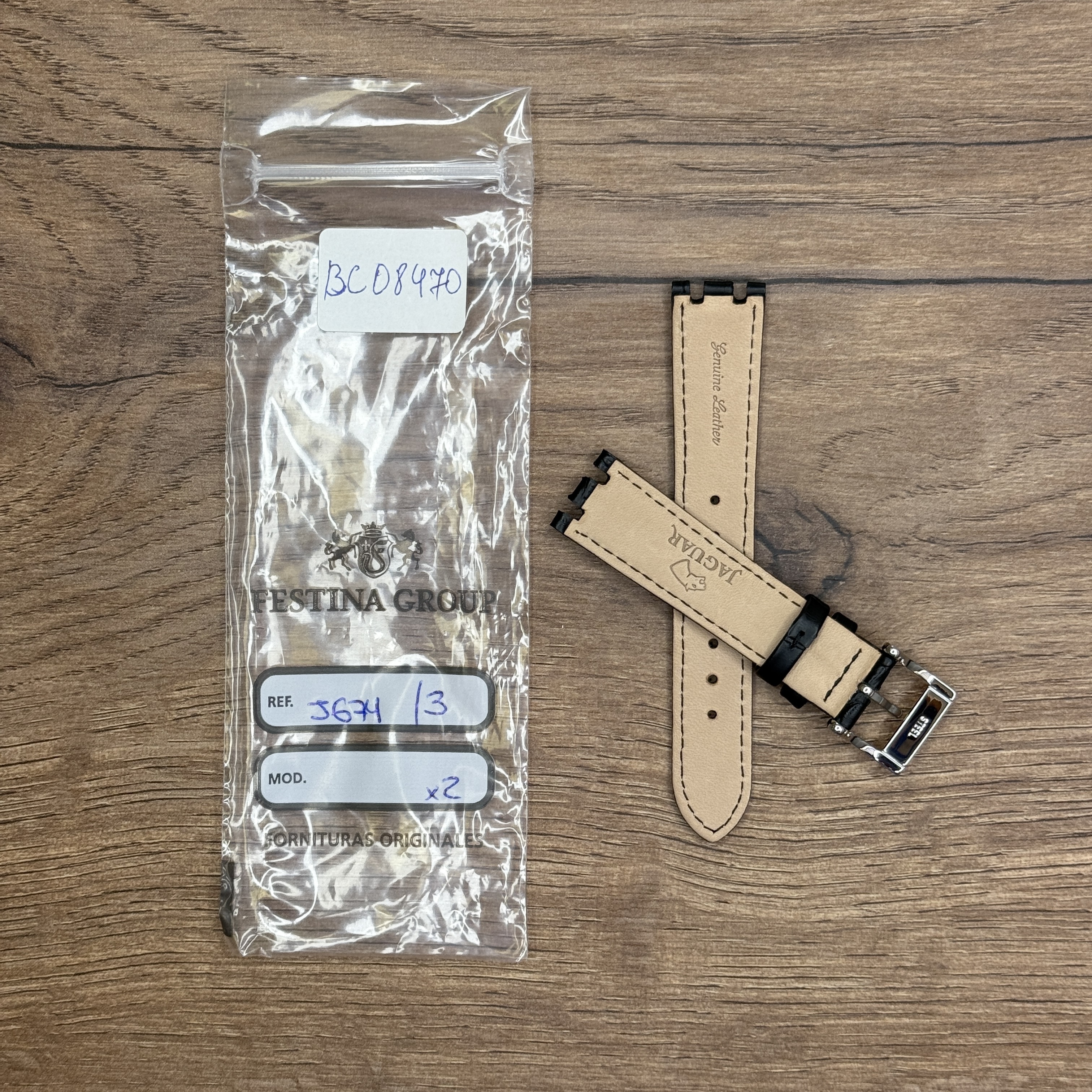 Ремешок для часов Jaguar из натуральной кожи, черный, для J674/3 Кожаные ремешки - стильные, надёжные и долговечные, способные составить достойную пару часам со стальным корпусом или часам из титана. Аксессуары из кожи не рекомендуется использовать в воде. У нас присутствуют только высококачественные материалы и оригинальный товар от производителя