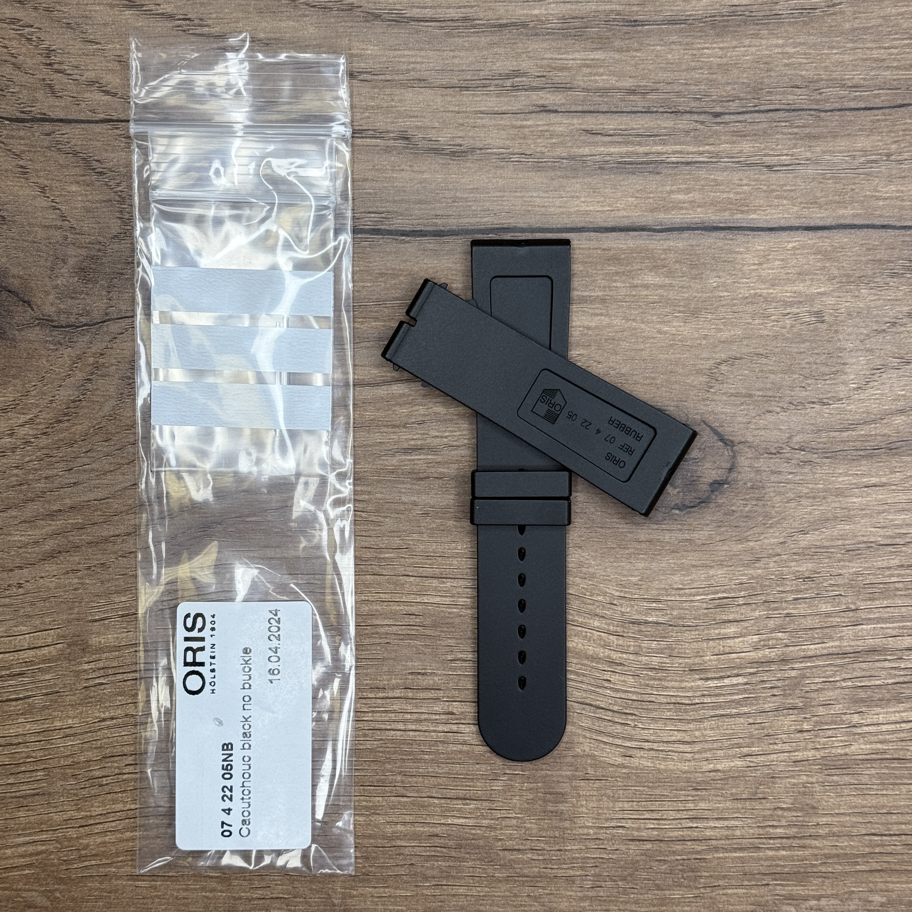 Ремешок для часво ORIS из каучука, черный, без пряжки Каучуковые ремешки идеально подходят для активного образа жизни. Они легче и теплее металлических браслетов, а ощущаются на руке как вторая кожа. Большое преимущество каучука в том, что он не боится воды. У нас присутствуют только высококачественные материалы и оригинальный товар от производителя.
