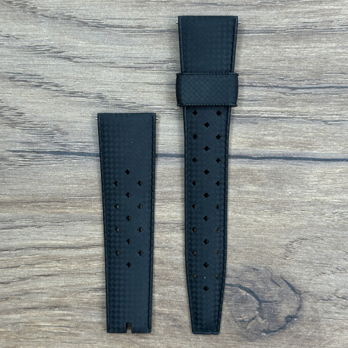 Ремешок для часов Oris без застежки, каучук, черный, для часов Oris Divers Sixty-Five Подходит для часов Oris Divers Sixty-Five 7720   Каучуковые ремешки идеально подходят для активного образа жизни. Они легче и теплее металлических браслетов, а ощущаются на руке как вторая кожа. Большое преимущество каучука в том, что он не боится воды. 
У нас присутствуют только высококачественные материалы и оригинальный товар от производителя. 
