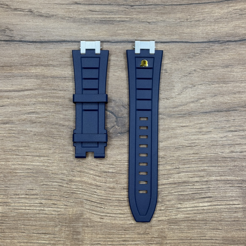 Ремешок для часов Maurice Lacroix из каучука, синий, 25/20 мм Каучуковые ремешки идеально подходят для активного образа жизни. Они легче и теплее металлических браслетов, а ощущаются на руке как вторая кожа. Большое преимущество каучука в том, что он не боится воды. У нас присутствуют только высококачественные материалы и оригинальный товар от производителя.