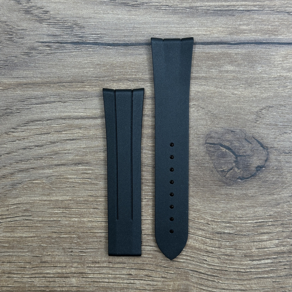 Ремешок для часов Oris из каучука, черный, без клипсы Каучуковые ремешки идеально подходят для активного образа жизни. Они легче и теплее металлических браслетов, а ощущаются на руке как вторая кожа. Большое преимущество каучука в том, что он не боится воды. У нас присутствуют только высококачественные материалы и оригинальный товар от производителя.
