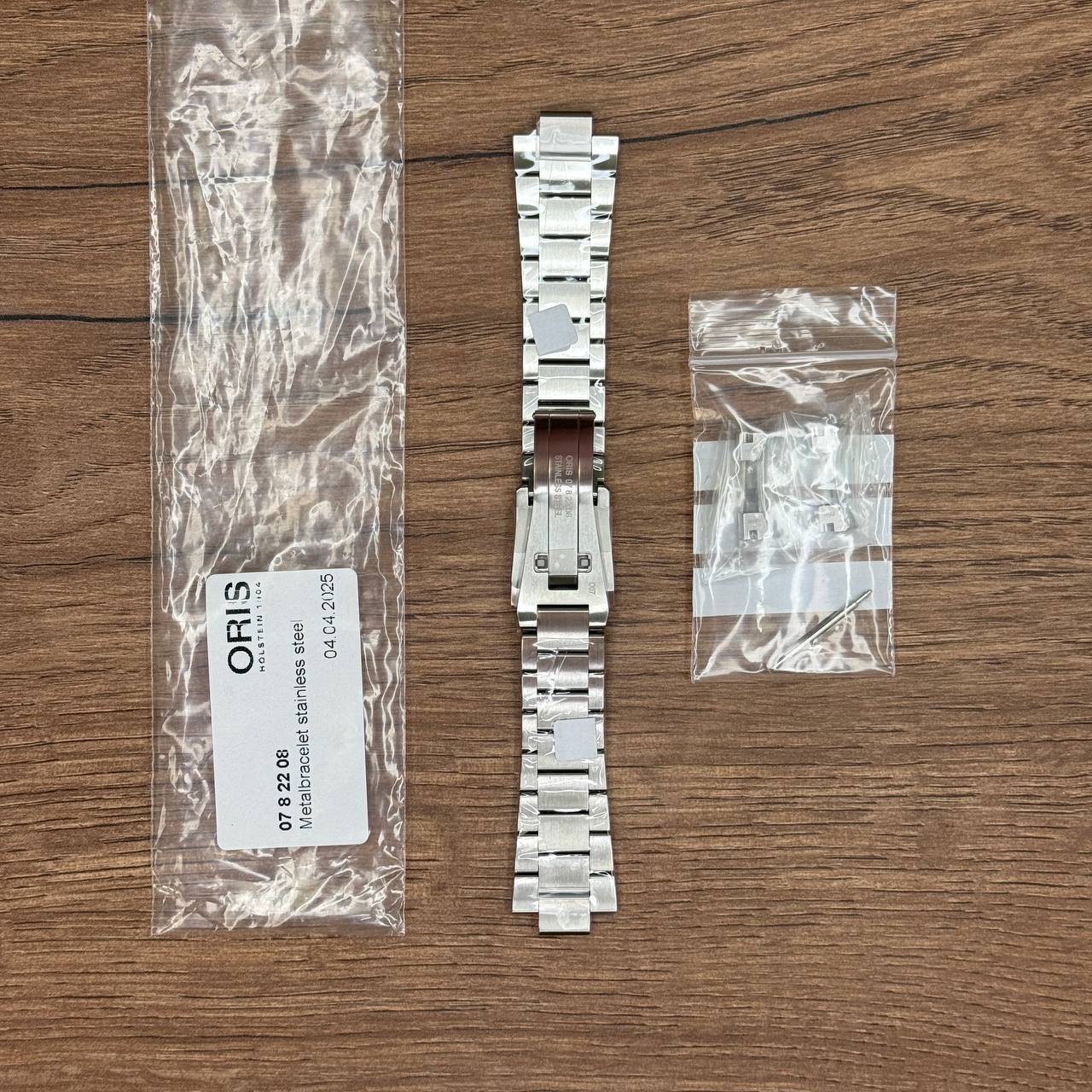 Браслет для часов Oris из нержавеющей стали Главное преимущество металлических браслетов – долговечность и практичность. Браслет всегда можно отдать на полировку и чистку, вернув ему первозданный вид. Также они всегда выглядят более эффектно, так как являются неким продолжением ваших часов. Нержавеющая сталь отличается высокой прочностью к царапинам и износостойкостью. У нас присутствуют только высококачественные материалы и оригинальный товар от производителя. 