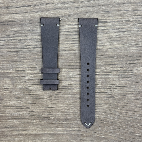 Ремешок для часов Oris из натуральной кожи, темно-коричневый, без застежки Кожаные ремешки - стильные, надёжные и долговечные, способные составить достойную пару часам со стальным корпусом или часам из титана. Аксессуары из кожи не рекомендуется использовать в воде. У нас присутствуют только высококачественные материалы и оригинальный товар от производителя.