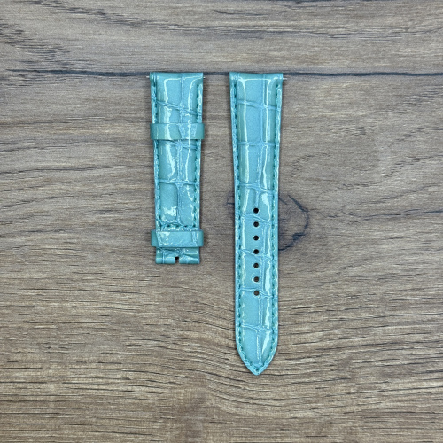 Ремешок для часов Oris из кожи теленка, светло-синий, без застежки Кожаные ремешки - стильные, надёжные и долговечные, способные составить достойную пару часам со стальным корпусом или часам из титана. Аксессуары из кожи не рекомендуется использовать в воде. У нас присутствуют только высококачественные материалы и оригинальный товар от производителя.