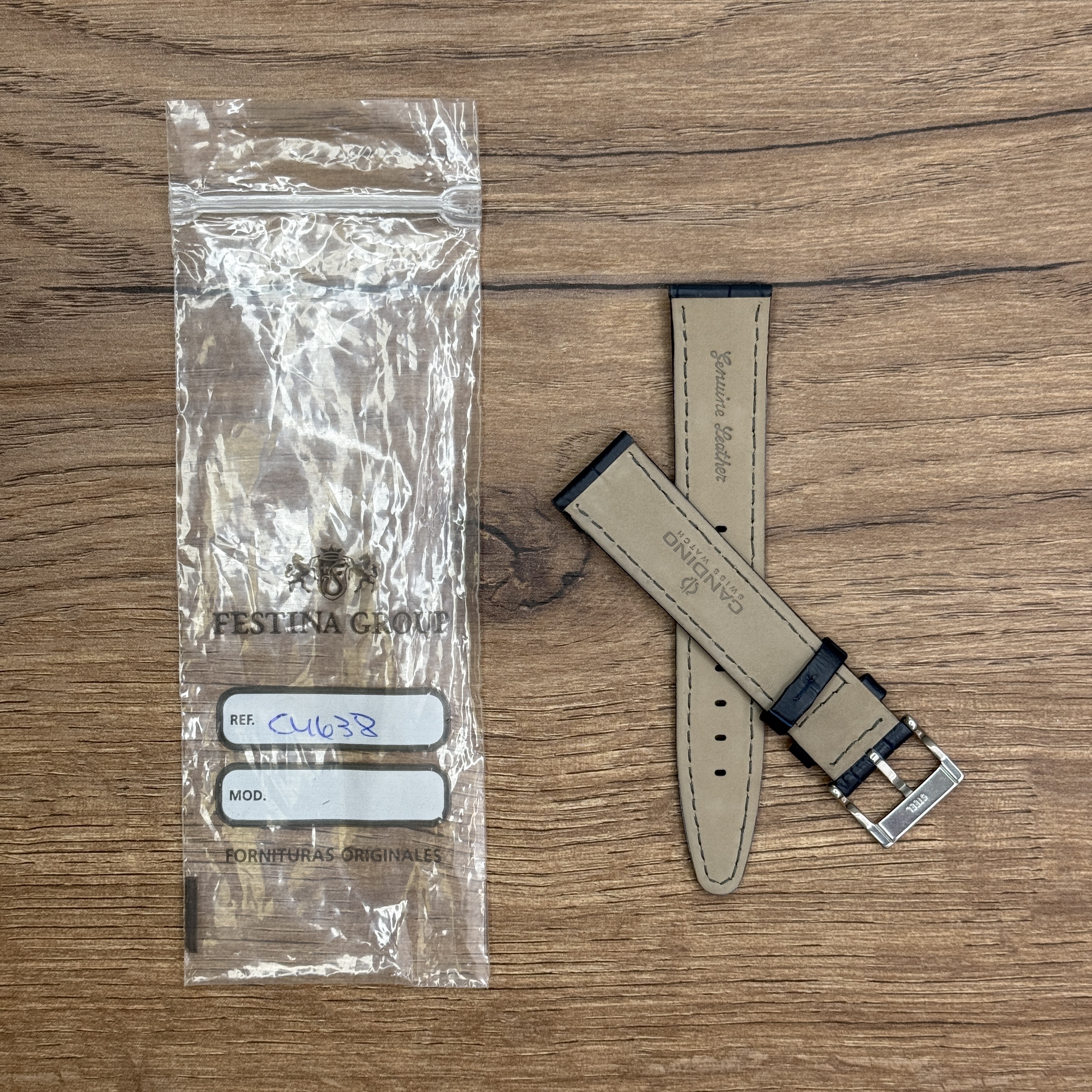 Ремешок для часов Candino из натуральной кожи, синий 20мм Кожаные ремешки - стильные, надёжные и долговечные, способные составить достойную пару часам со стальным корпусом или часам из титана. Аксессуары из кожи не рекомендуется использовать в воде. У нас присутствуют только высококачественные материалы и оригинальный товар от производителя.
