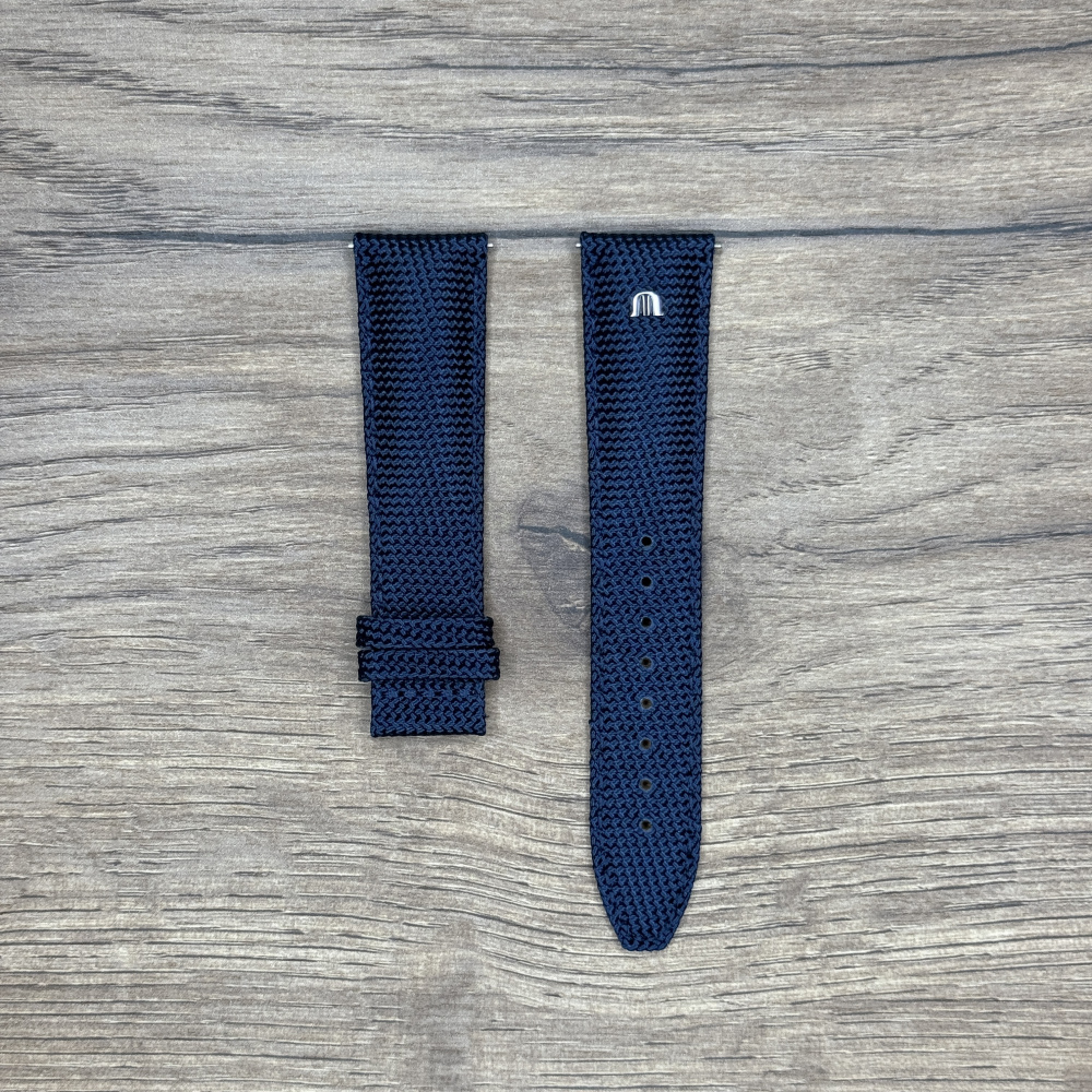 Ремешок для часов Maurice Lacroix из нейлона, синий, 21/18 мм
 ML635-005004 Текстильные ремешки обеспечивают комфорт за счет своего небольшого веса. Они не утяжеляют запястье, пропускают воздух, а также очень практичны и легки в уходе. У нас присутствуют только высококачественные материалы и оригинальный товар от производителя.