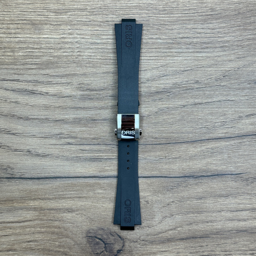 Ремешок для часов Oris, оригинальный с застежкой из нержавеющей стали  Для часов ОРИС 7766 
Ширина застежки 16 мм, обхват руки ок. 130 - 195 мм,
Каучуковые ремешки идеально подходят для активного образа жизни. Они легче и теплее металлических браслетов, а ощущаются на руке как вторая кожа. Большое преимущество каучука в том, что он не боится воды. 
У нас присутствуют только высококачественные материалы и оригинальный товар от производителя. 
