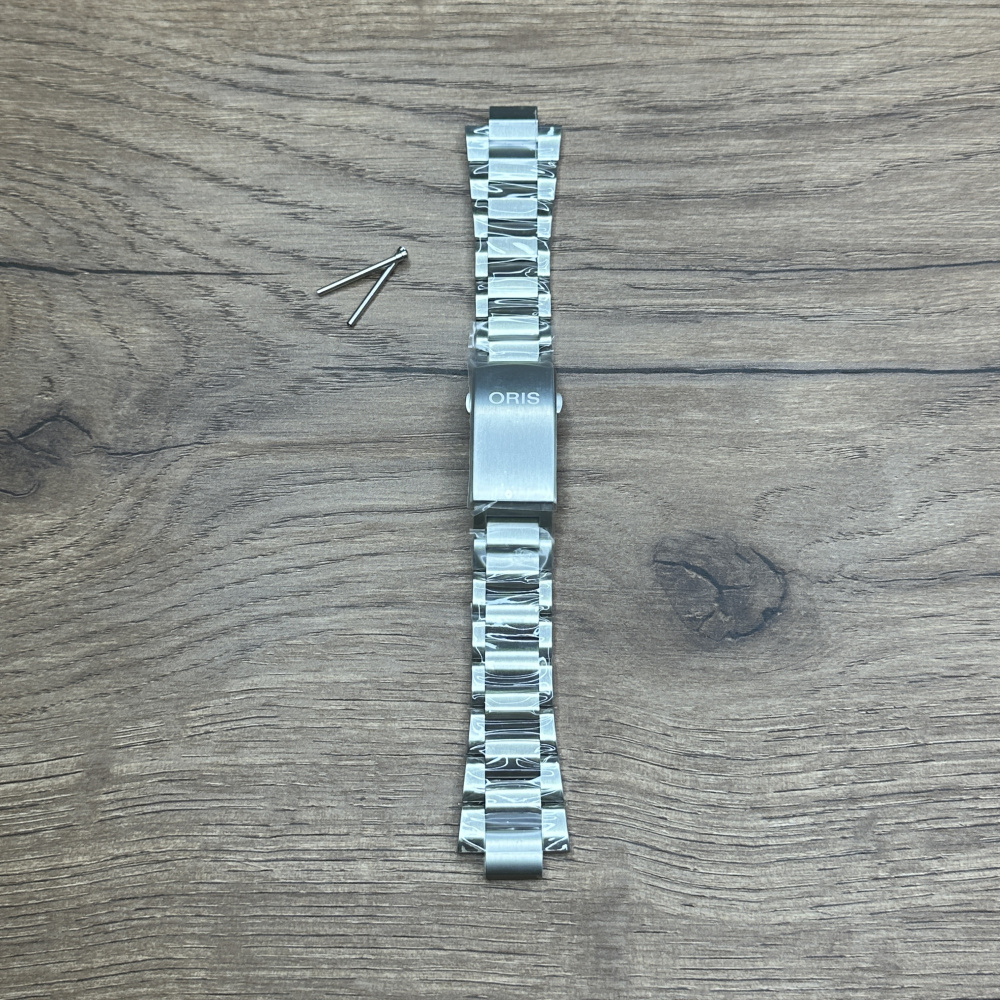 Браслет для часов Oris из нержавеющей стали, с клипсой 07 8 24 05EB Главное преимущество металлических браслетов – долговечность и практичность. Браслет всегда можно отдать на полировку и чистку, вернув ему первозданный вид. Также они всегда выглядят более эффектно, так как являются неким продолжением ваших часов. Нержавеющая сталь отличается высокой прочностью к царапинам и износостойкостью. У нас присутствуют только высококачественные материалы и оригинальный товар от производителя.