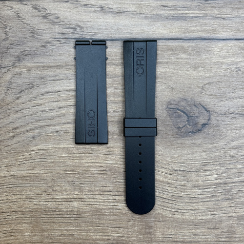 Ремешок для часво ORIS из каучука, черный, без пряжки Каучуковые ремешки идеально подходят для активного образа жизни. Они легче и теплее металлических браслетов, а ощущаются на руке как вторая кожа. Большое преимущество каучука в том, что он не боится воды. У нас присутствуют только высококачественные материалы и оригинальный товар от производителя.

