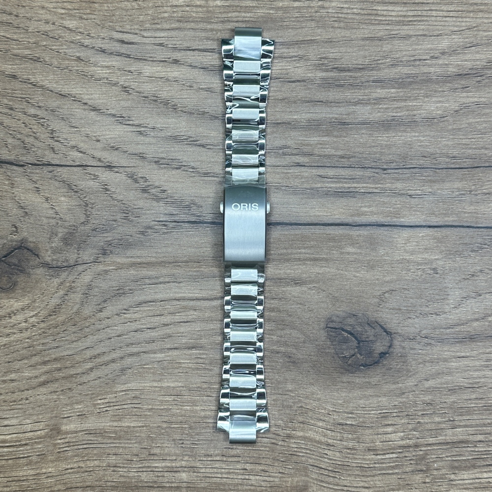 Браслет для часов Oris из титана 07 8 24 15PEB Oris Aquis Titanium Date браслет,  корпус 7730.
Главное преимущество металлических браслетов – долговечность и практичность. Браслет всегда можно отдать на полировку и чистку, вернув ему первозданный вид. Также они всегда выглядят более эффектно, так как являются неким продолжением ваших часов. Нержавеющая сталь отличается высокой прочностью к царапинам и износостойкостью. У нас присутствуют только высококачественные материалы и оригинальный товар от производителя.
