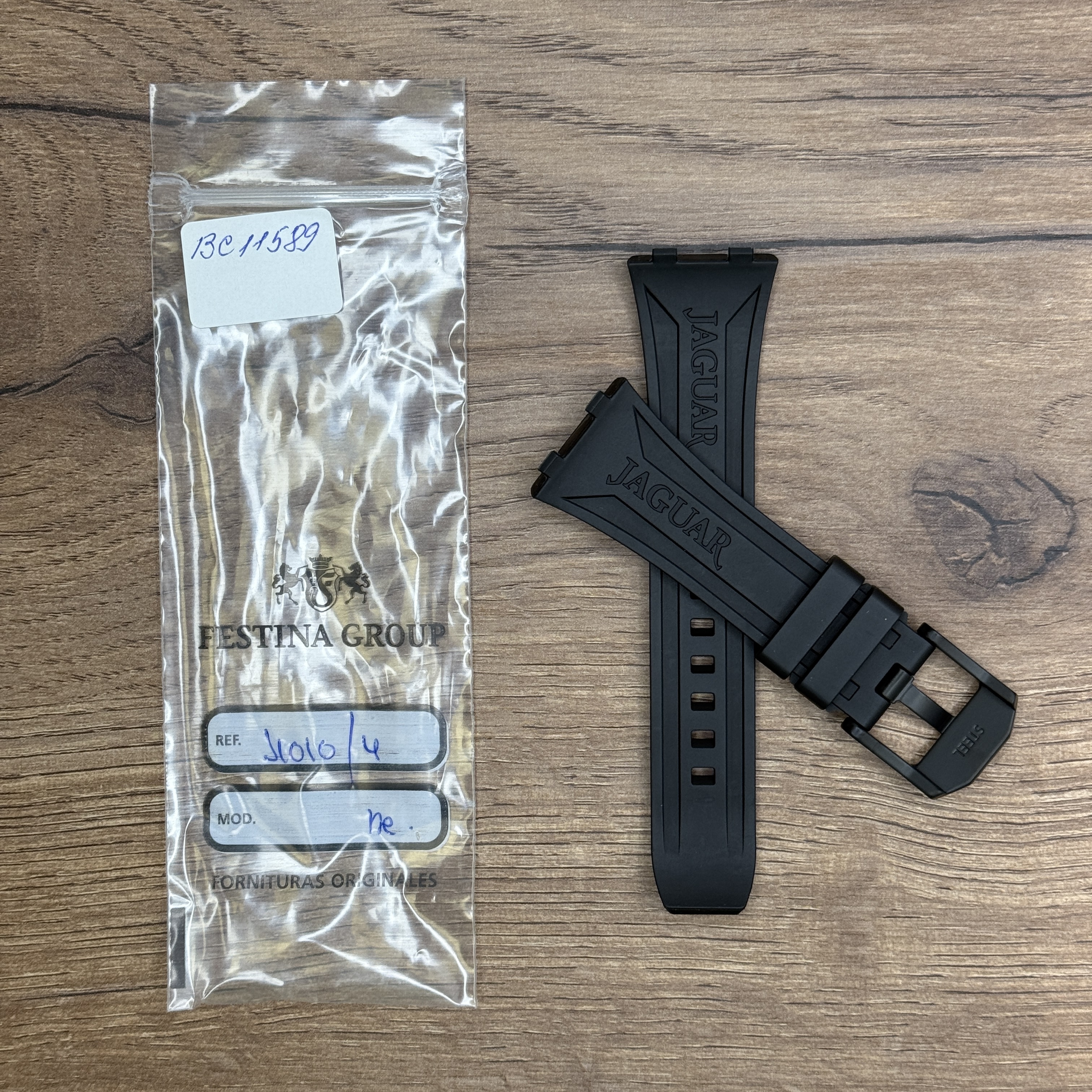 Ремешок для часов Jaguar из каучука, черный, для J1010/4 Каучуковые ремешки идеально подходят для активного образа жизни. Они легче и теплее металлических браслетов, а ощущаются на руке как вторая кожа. Большое преимущество каучука в том, что он не боится воды. У нас присутствуют только высококачественные материалы и оригинальный товар от производителя.
