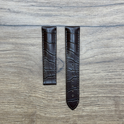 Ремешок для часов Maurice Lacroix из кожи теленка, имитация крокодила, коричневый, 20/18 мм Кожаные ремешки - стильные, надёжные и долговечные, способные составить достойную пару часам со стальным корпусом или часам из титана. Аксессуары из кожи не рекомендуется использовать в воде. У нас присутствуют только высококачественные материалы и оригинальный товар от производителя.