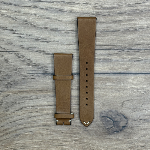 Ремешок для часов Oris из кожи теленка, коричневый  Кожаные ремешки - стильные, надёжные и долговечные, способные составить достойную пару часам со стальным корпусом или часам из титана. Аксессуары из кожи не рекомендуется использовать в воде. У нас присутствуют только высококачественные материалы и оригинальный товар от производителя.