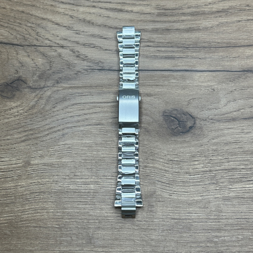 Браслет Oris с клипсой, сталь Главное преимущество металлических браслетов – долговечность и практичность. Браслет всегда можно отдать на полировку и чистку, вернув ему первозданный вид. Также они всегда выглядят более эффектно, так как являются неким продолжением ваших часов. Нержавеющая сталь отличается высокой прочностью к царапинам и износостойкостью. У нас присутствуют только высококачественные материалы и оригинальный товар от производителя.