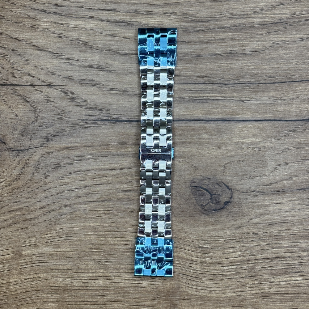 Браслет для часов Oris из титана 07 8 27 77 Главное преимущество металлических браслетов – долговечность и практичность. Браслет всегда можно отдать на полировку и чистку, вернув ему первозданный вид. Также они всегда выглядят более эффектно, так как являются неким продолжением ваших часов. Нержавеющая сталь отличается высокой прочностью к царапинам и износостойкостью. У нас присутствуют только высококачественные материалы и оригинальный товар от производителя.