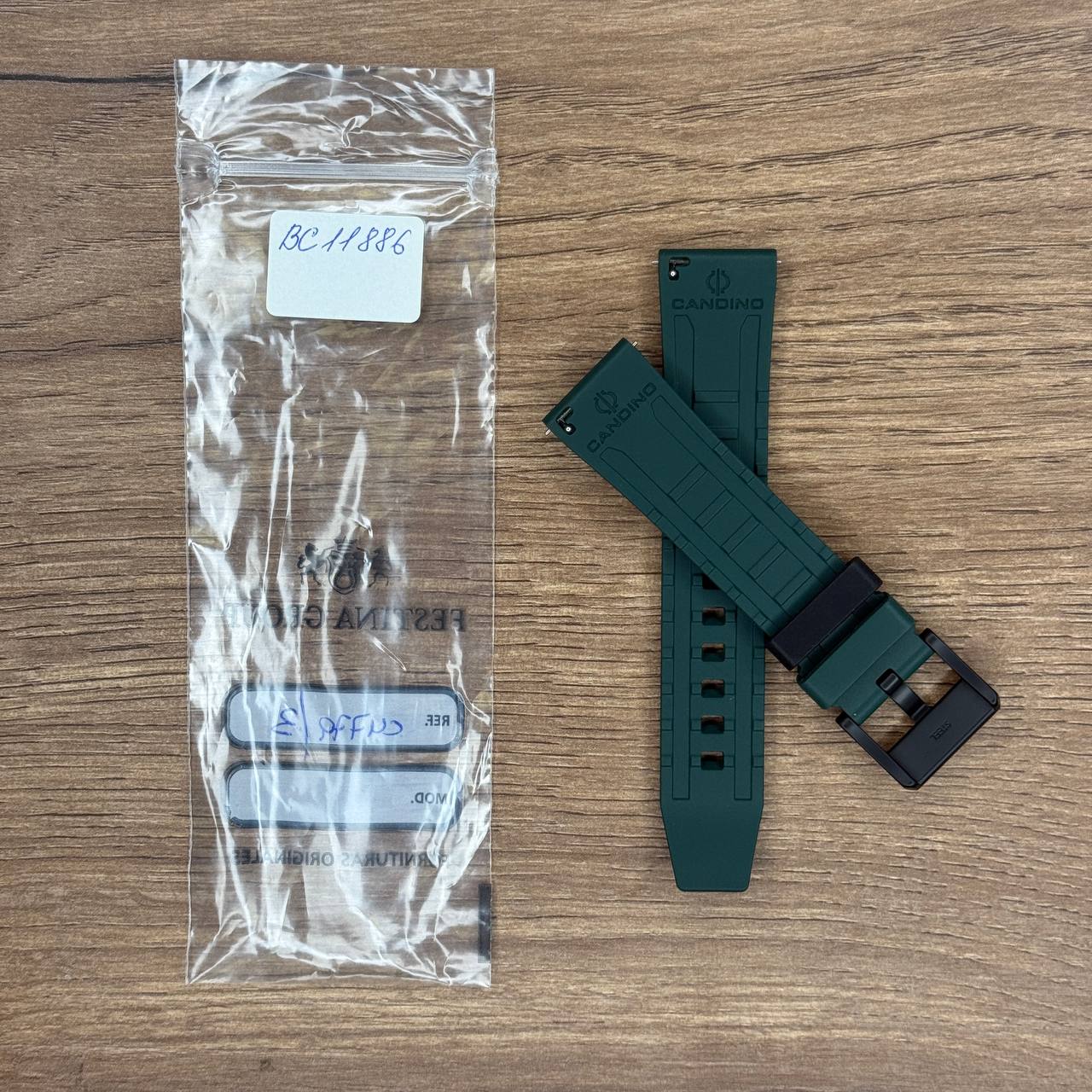 Ремешок для часов Candino из каучука, зеленый, 22 мм, для C4779 Каучуковые ремешки идеально подходят для активного образа жизни. Они легче и теплее металлических браслетов, а ощущаются на руке как вторая кожа. Большое преимущество каучука в том, что он не боится воды. У нас присутствуют только высококачественные материалы и оригинальный товар от производителя.

