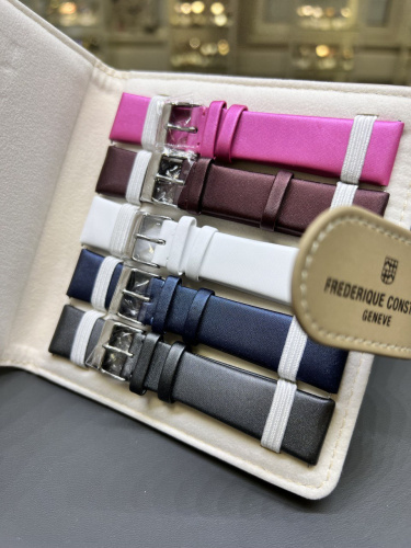 Набор ремешков Frederique Constant SA  из сатина 19мм, цвета: белый, серый, розовый, бордовый, темно-синий, в чехле из иск. кожи набор ремешков из сатина 19мм, цвета: белый, серый, розовый, бордовый, темно-синий, в чехле из иск. кожи