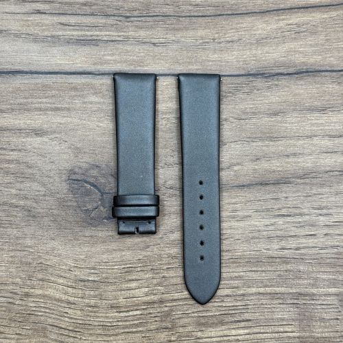 Ремешок для часов Frederique Constant из атласа, темно-серый, 18 мм Сатиновые ремешки для часов универсальны и подходят как для повседневной носки, так и для вечерних выходов. Сатин - материал деликатный и при правильном и аккуратном обращении будет долго вас радовать, а его блеск придавать часам изысканный вид. Ремешки из сатина мягкие и гипоаллергенные, они не вызывают раздражения и комфортны при длительном ношении. У нас присутствуют только высококачественные материалы и оригинальный товар от производителя.