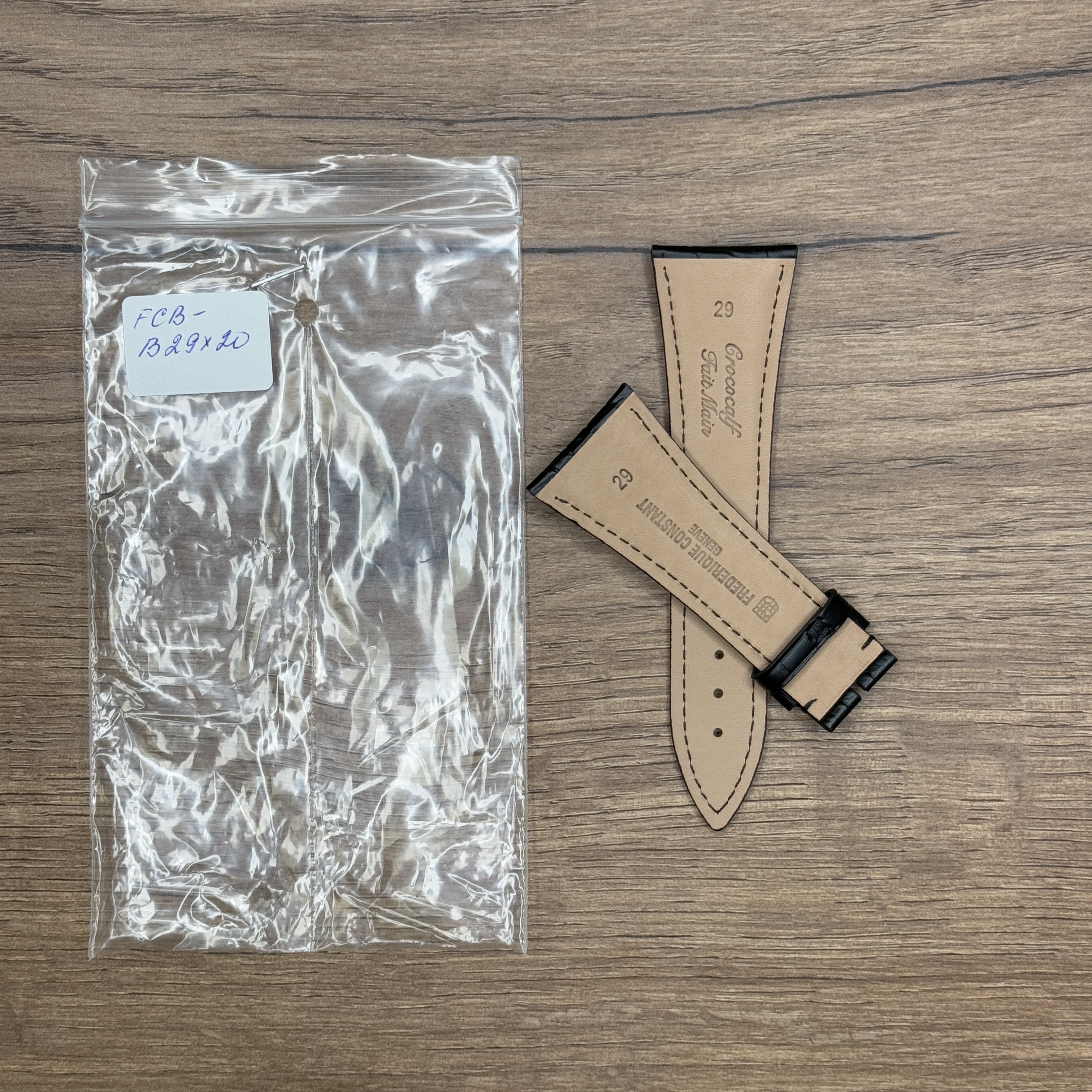 Ремешок для часов Frederique Constant из кожи теленка, 29 мм, черный Кожаные ремешки - стильные, надёжные и долговечные, способные составить достойную пару часам со стальным корпусом или часам из титана. Аксессуары из кожи не рекомендуется использовать в воде. У нас присутствуют только высококачественные материалы и оригинальный товар от производителя.
