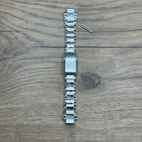 Браслет для часов Oris из нержавеющей стали  Подходит для часов ОРИС 7769 Oris Aquis Date Cal. 400 
   Главное преимущество металлических браслетов – долговечность и практичность. Браслет всегда можно отдать на полировку и чистку, вернув ему первозданный вид. Также они всегда выглядят более эффектно, так как являются неким продолжением ваших часов. Нержавеющая сталь отличается высокой прочностью к царапинам и износостойкостью. У нас присутствуют только высококачественные материалы и оригинальный товар от производителя. Подходит для часов ОРИС 7769 Oris Aquis Date Cal. 400