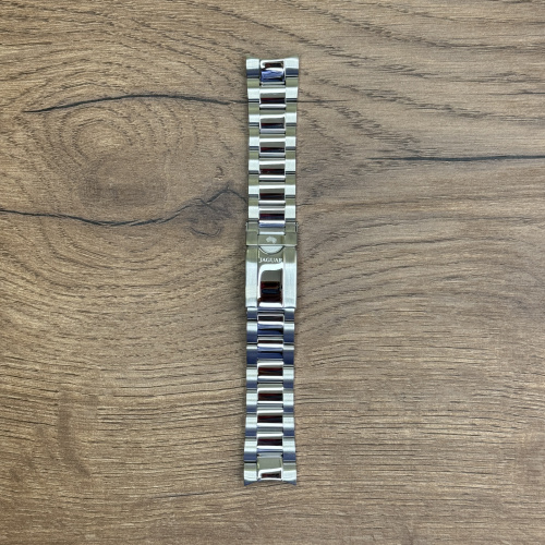 Браслет для часов Jaguar из нержавеющей стали, для J860.J861,J886. J888. J1011 Главное преимущество металлических браслетов – долговечность и практичность. Браслет всегда можно отдать на полировку и чистку, вернув ему первозданный вид. Также они всегда выглядят более эффектно, так как являются неким продолжением ваших часов. Нержавеющая сталь отличается высокой прочностью к царапинам и износостойкостью. У нас присутствуют только высококачественные материалы и оригинальный товар от производителя