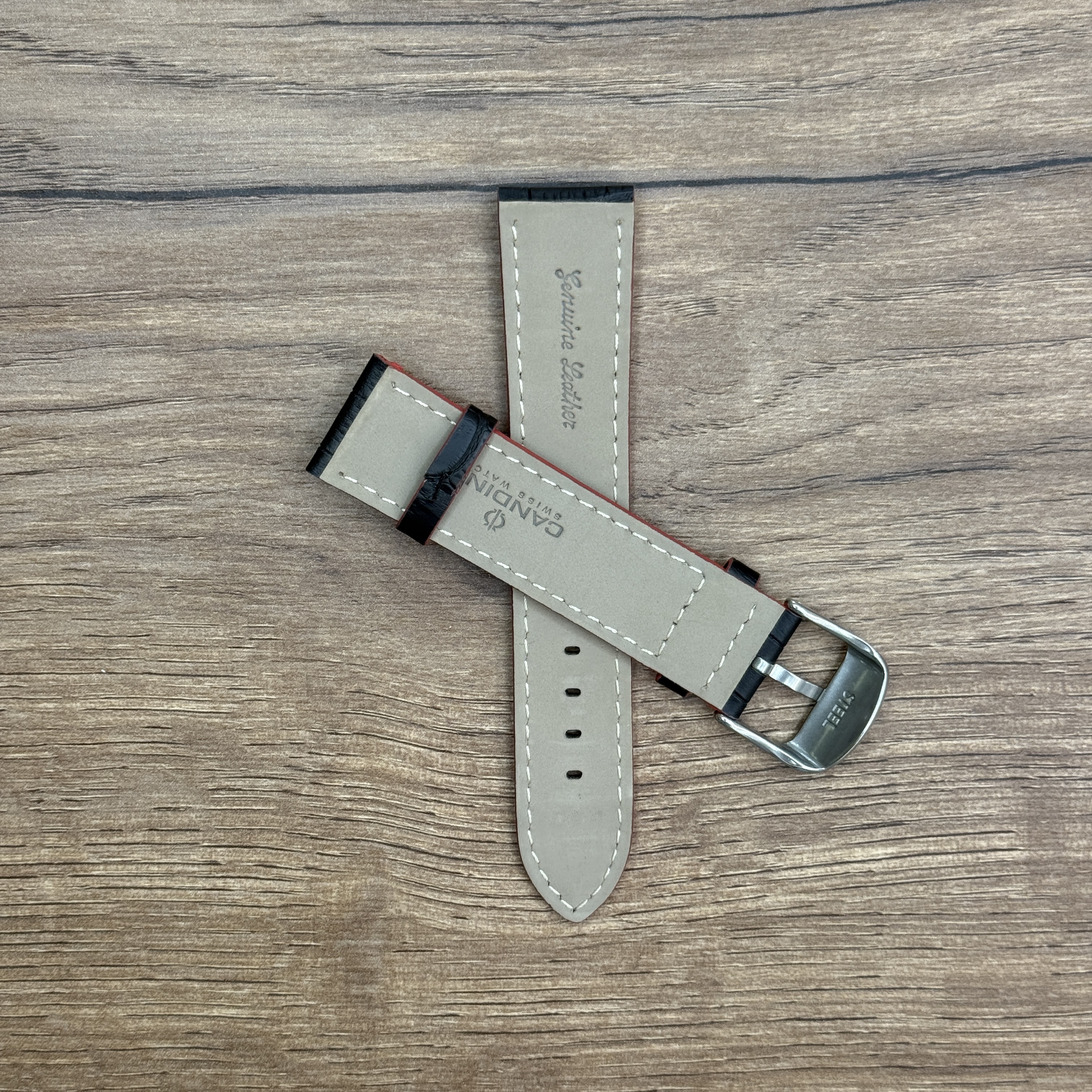 Ремешок для часов Candino из натуральной кожи, черный с красным и белой строчкой Кожаные ремешки - стильные, надёжные и долговечные, способные составить достойную пару часам со стальным корпусом или часам из титана. Аксессуары из кожи не рекомендуется использовать в воде. У нас присутствуют только высококачественные материалы и оригинальный товар от производителя.