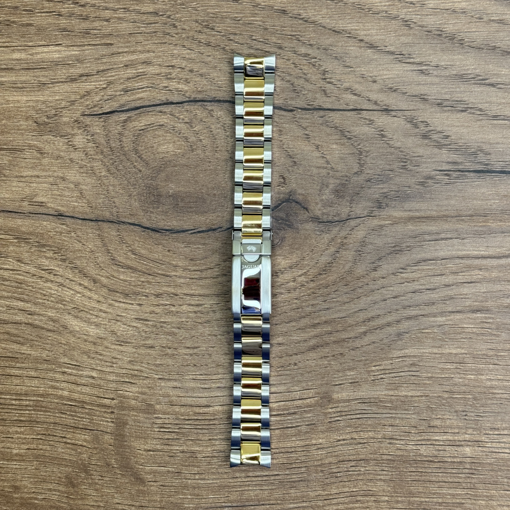 Браслет для часов Jaguar из нержавеющей стали, для J893/896/870 BA04407 Главное преимущество металлических браслетов – долговечность и практичность. Браслет всегда можно отдать на полировку и чистку, вернув ему первозданный вид. Также они всегда выглядят более эффектно, так как являются неким продолжением ваших часов. Нержавеющая сталь отличается высокой прочностью к царапинам и износостойкостью. У нас присутствуют только высококачественные материалы и оригинальный товар от производителя