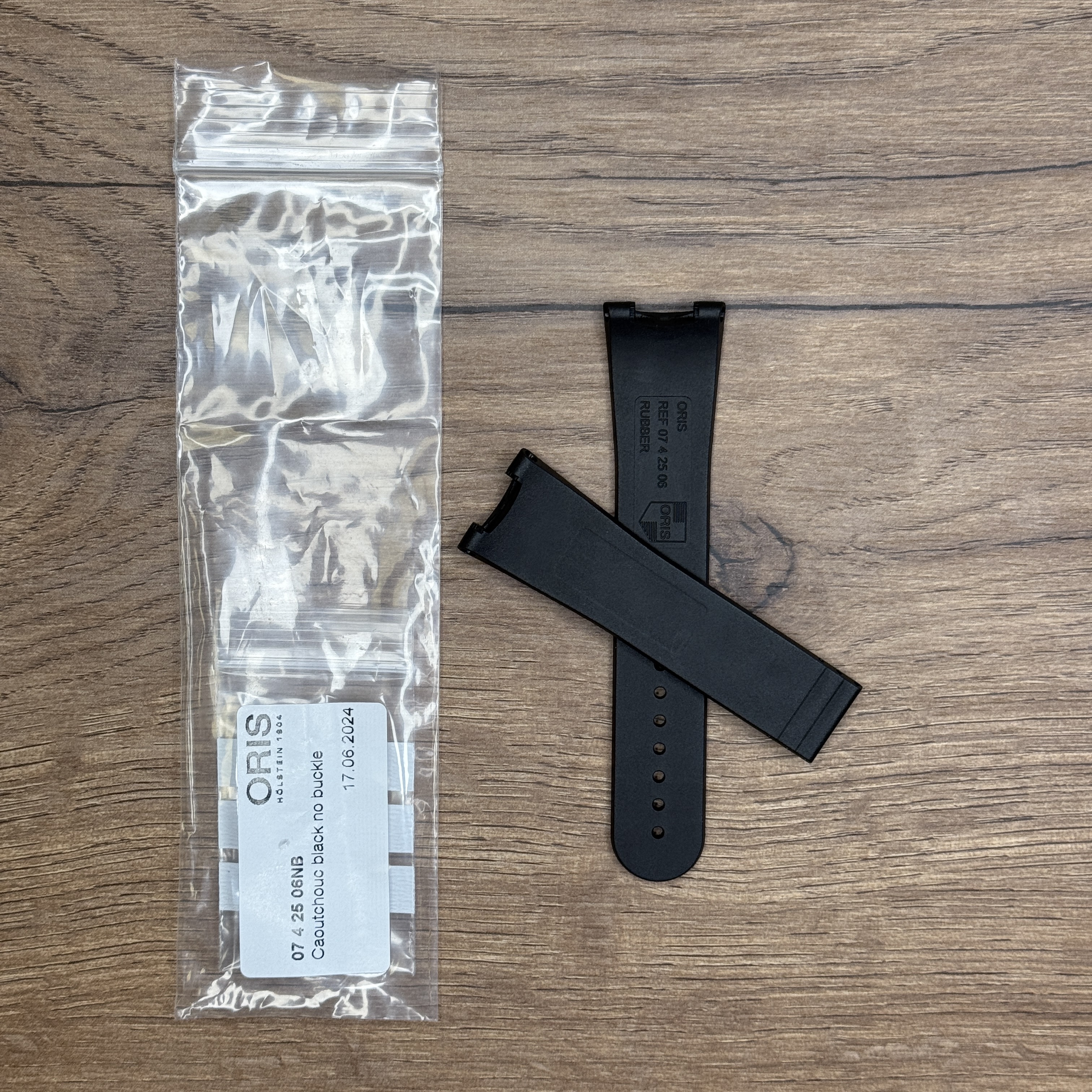 Ремешок для часов ORIS из каучука, черный, без клипсы Ремень каучуковый, черный, без клипсы для часов Oris TT1 WilliamsF1 Team. Каучуковые ремешки идеально подходят для активного образа жизни. Они легче и теплее металлических браслетов, а ощущаются на руке как вторая кожа. Большое преимущество каучука в том, что он не боится воды. У нас присутствуют только высококачественные материалы и оригинальный товар от производителя.