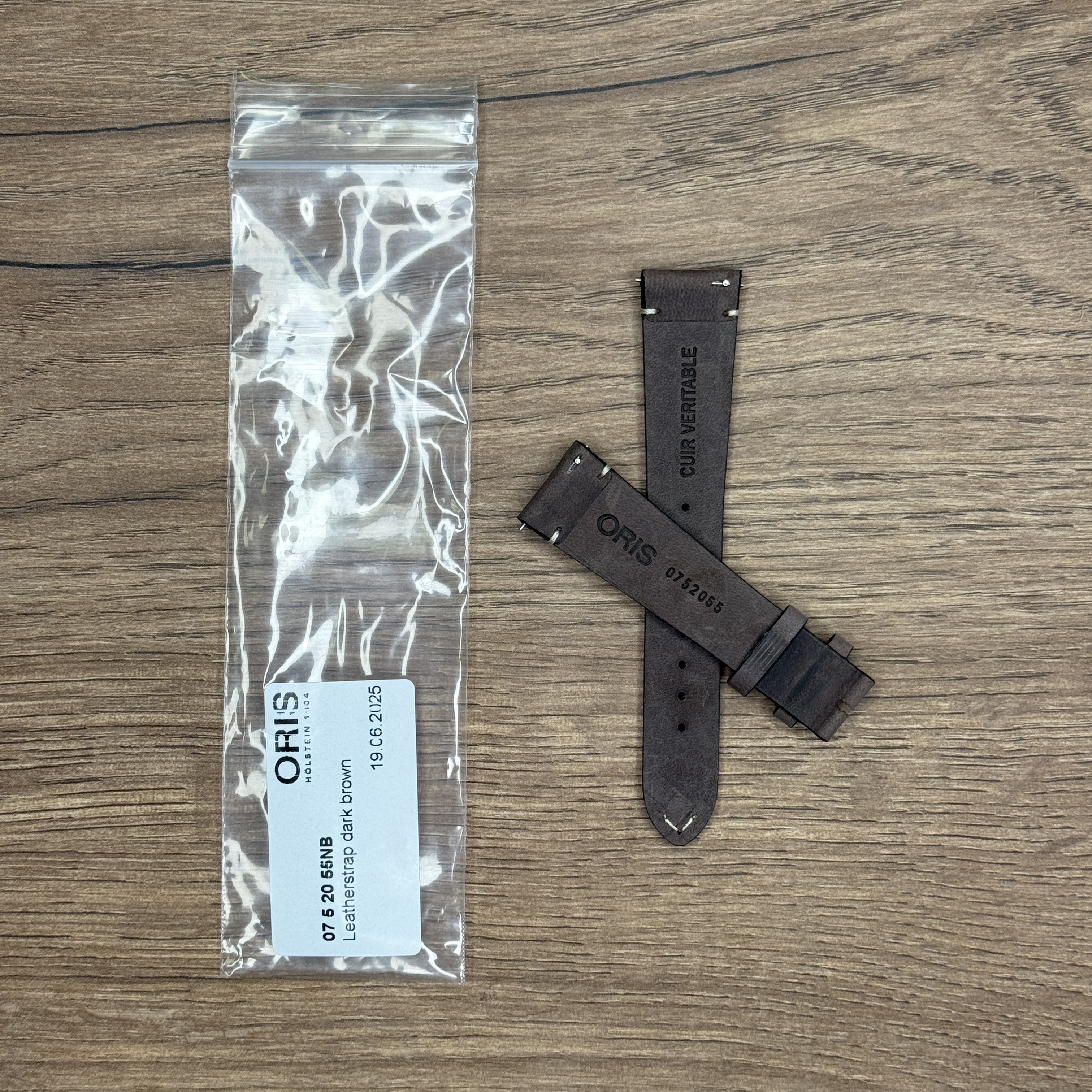 Ремешок для часов Oris из натуральной кожи, темно-коричневый, без застежки Кожаные ремешки - стильные, надёжные и долговечные, способные составить достойную пару часам со стальным корпусом или часам из титана. Аксессуары из кожи не рекомендуется использовать в воде. У нас присутствуют только высококачественные материалы и оригинальный товар от производителя.