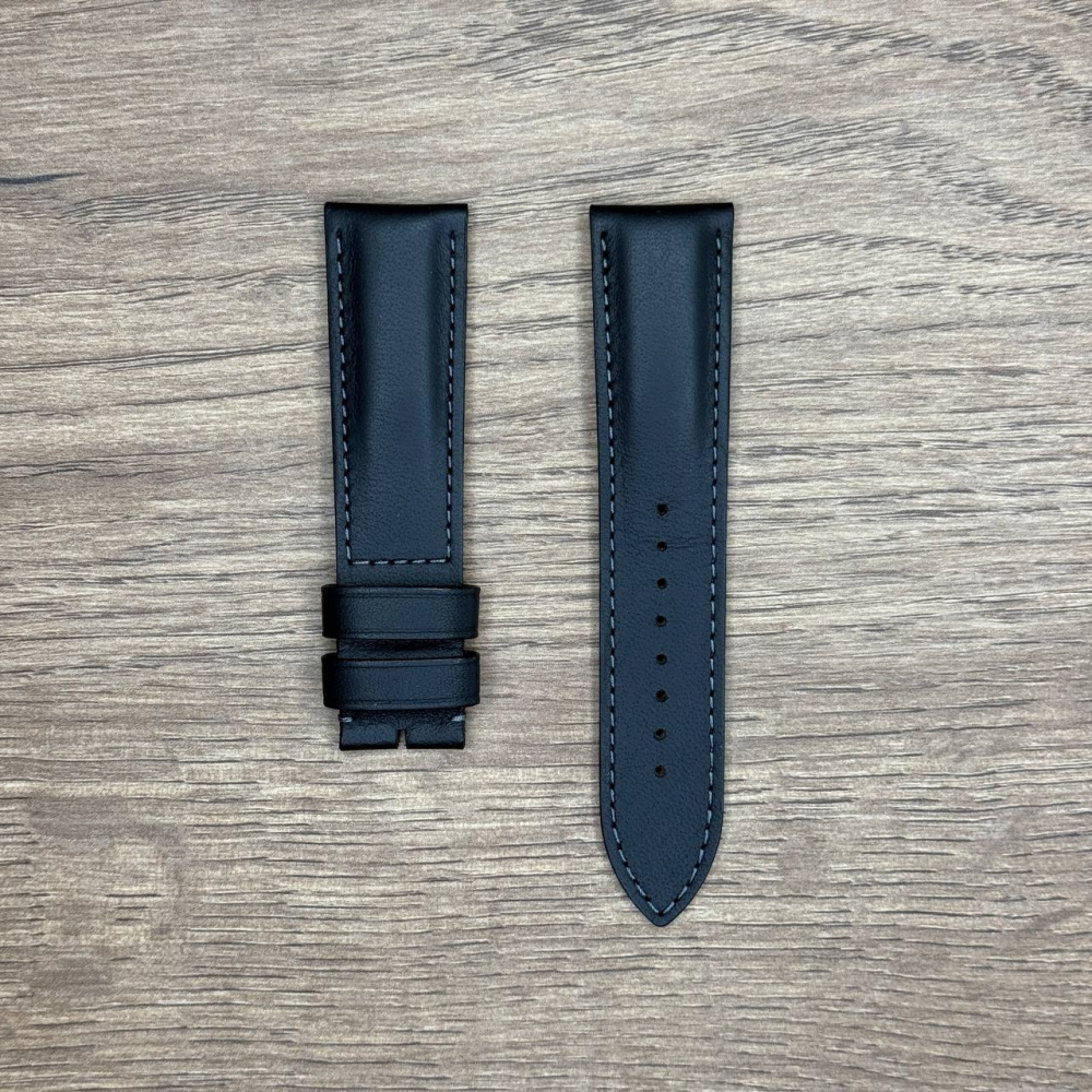 Ремешок для часов Oris из кожи, темно коричневый, без застежки, для Big Crown Date Кожаные ремешки - стильные, надёжные и долговечные, способные составить достойную пару часам со стальным корпусом или часам из титана. Аксессуары из кожи не рекомендуется использовать в воде. У нас присутствуют только высококачественные материалы и оригинальный товар от производителя
