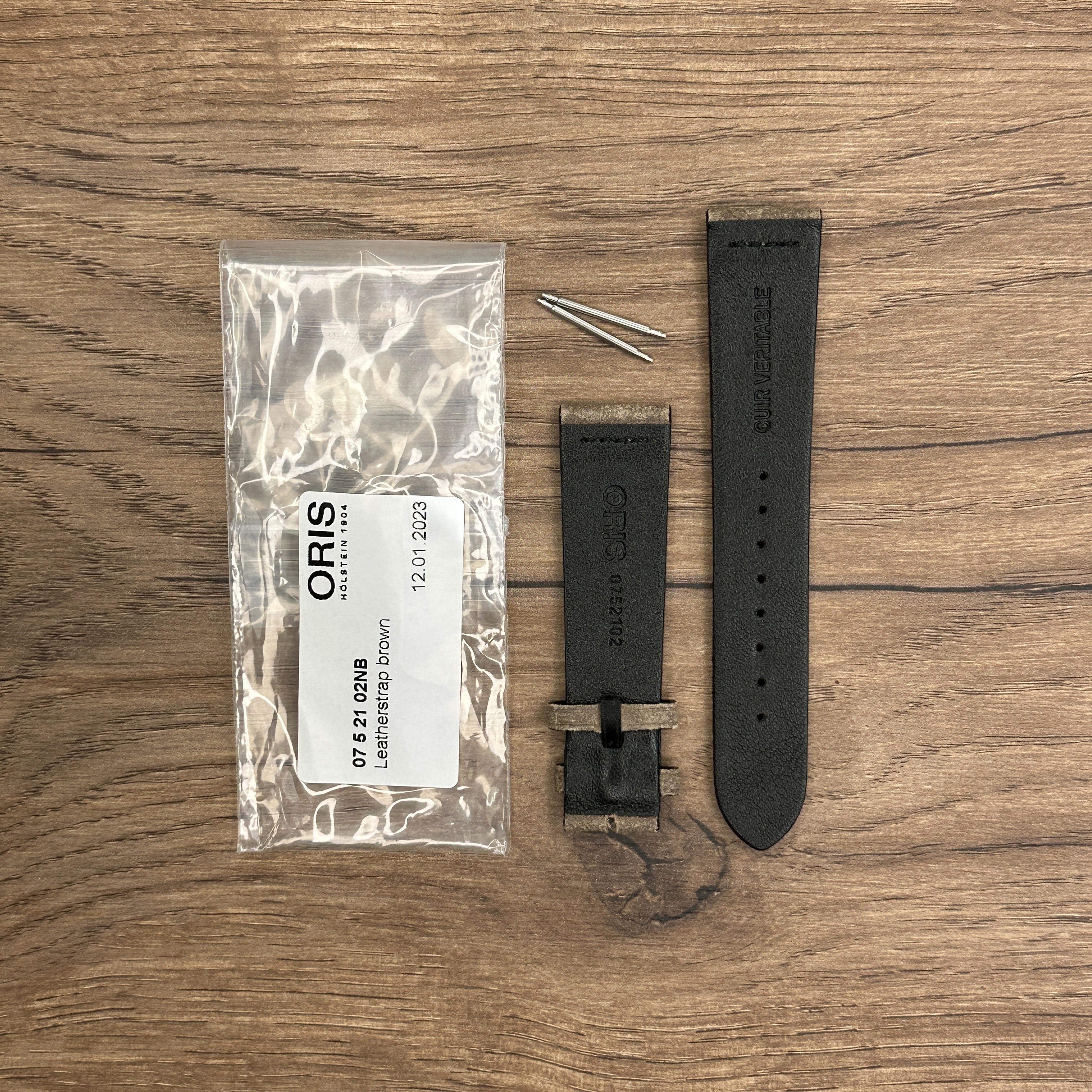 Ремень для наручных часов, коричневого цвета, материал изготовления - кожа теленка Кожаные ремешки - стильные, надёжные и долговечные, способные составить достойную пару часам со стальным корпусом или часам из титана. Аксессуары из кожи не рекомендуется использовать в воде. У нас присутствуют только высококачественные материалы и оригинальный товар от производителя.